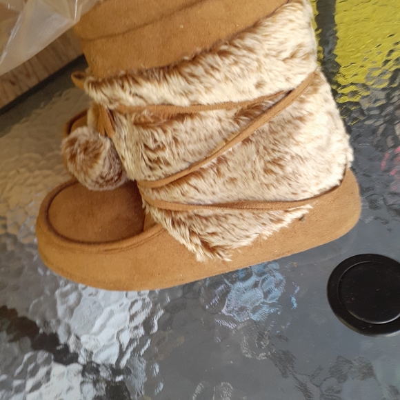 Brown and tan fuzzy comfortable boots - Picture 3 of 9